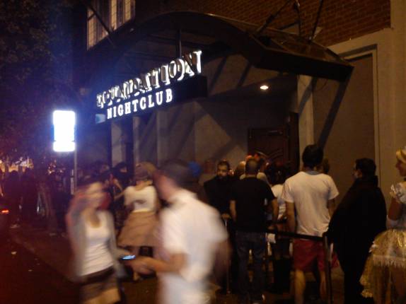 Chegando à Foundation para assistir o show do  DJ Paul van Dyke, em Seattle, estado de Washington, nos Estados Unidos